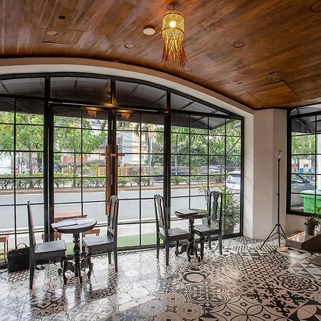 Oyo 821 Connector Hostel Макати Экстерьер фото