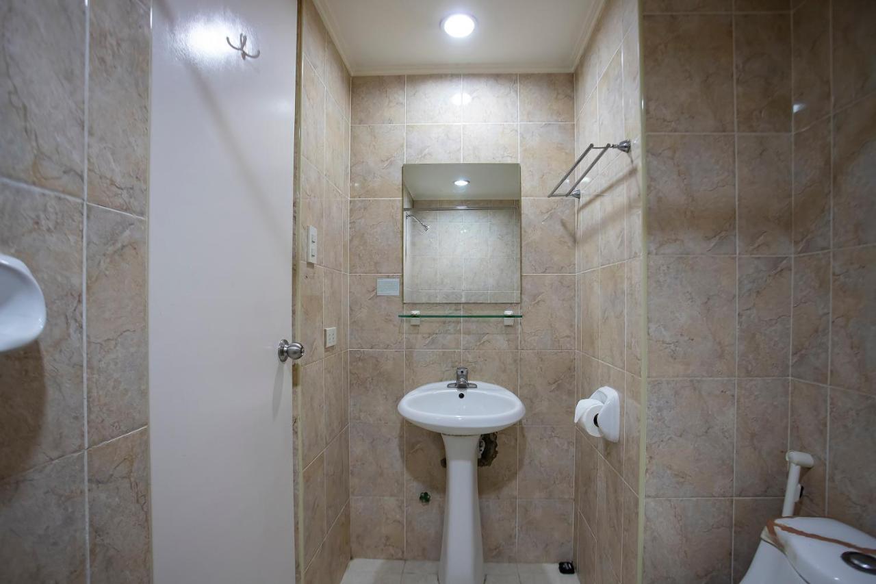Oyo 821 Connector Hostel Макати Экстерьер фото