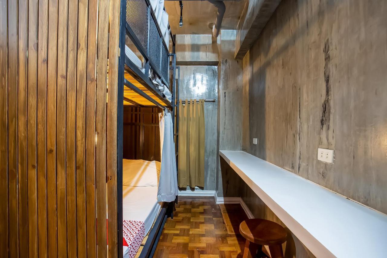 Oyo 821 Connector Hostel Макати Экстерьер фото