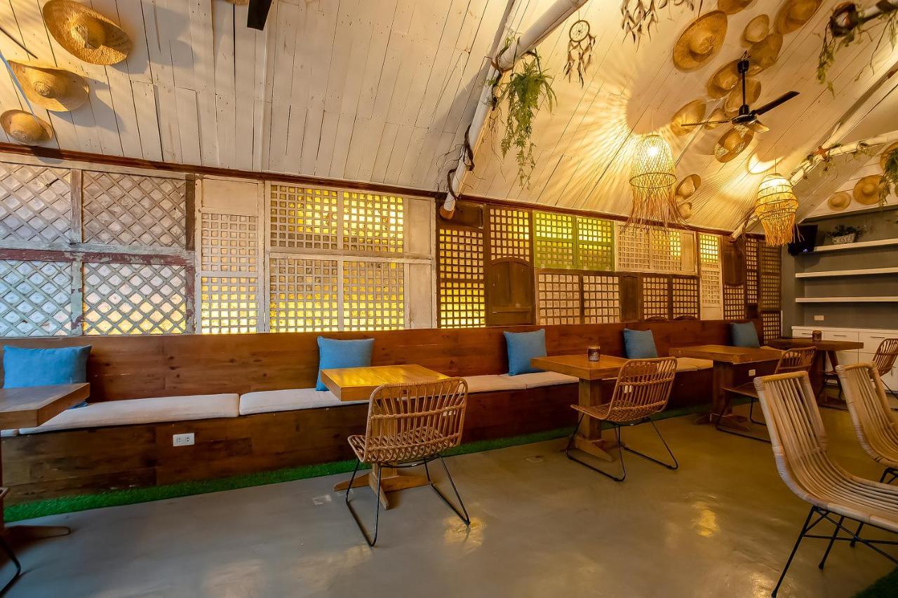 Oyo 821 Connector Hostel Макати Экстерьер фото