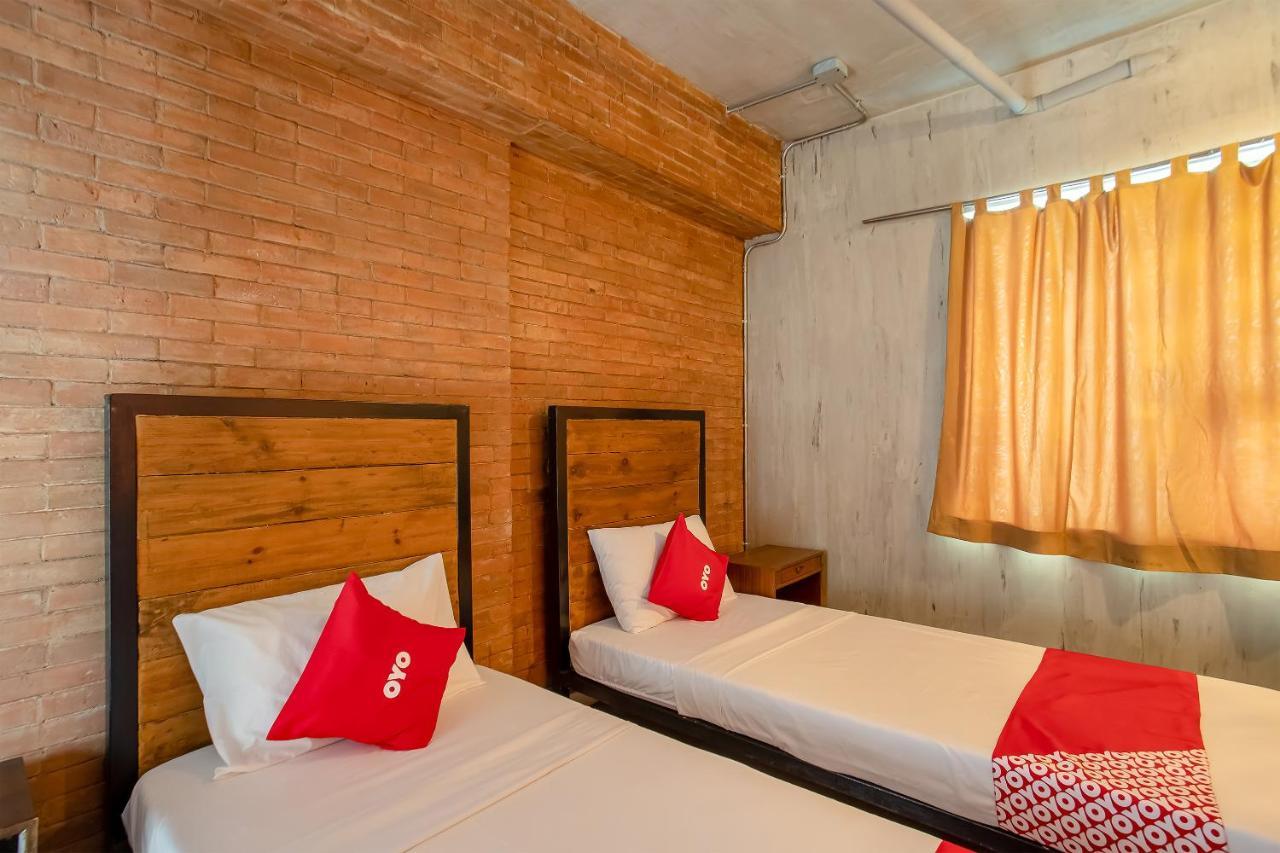 Oyo 821 Connector Hostel Макати Экстерьер фото