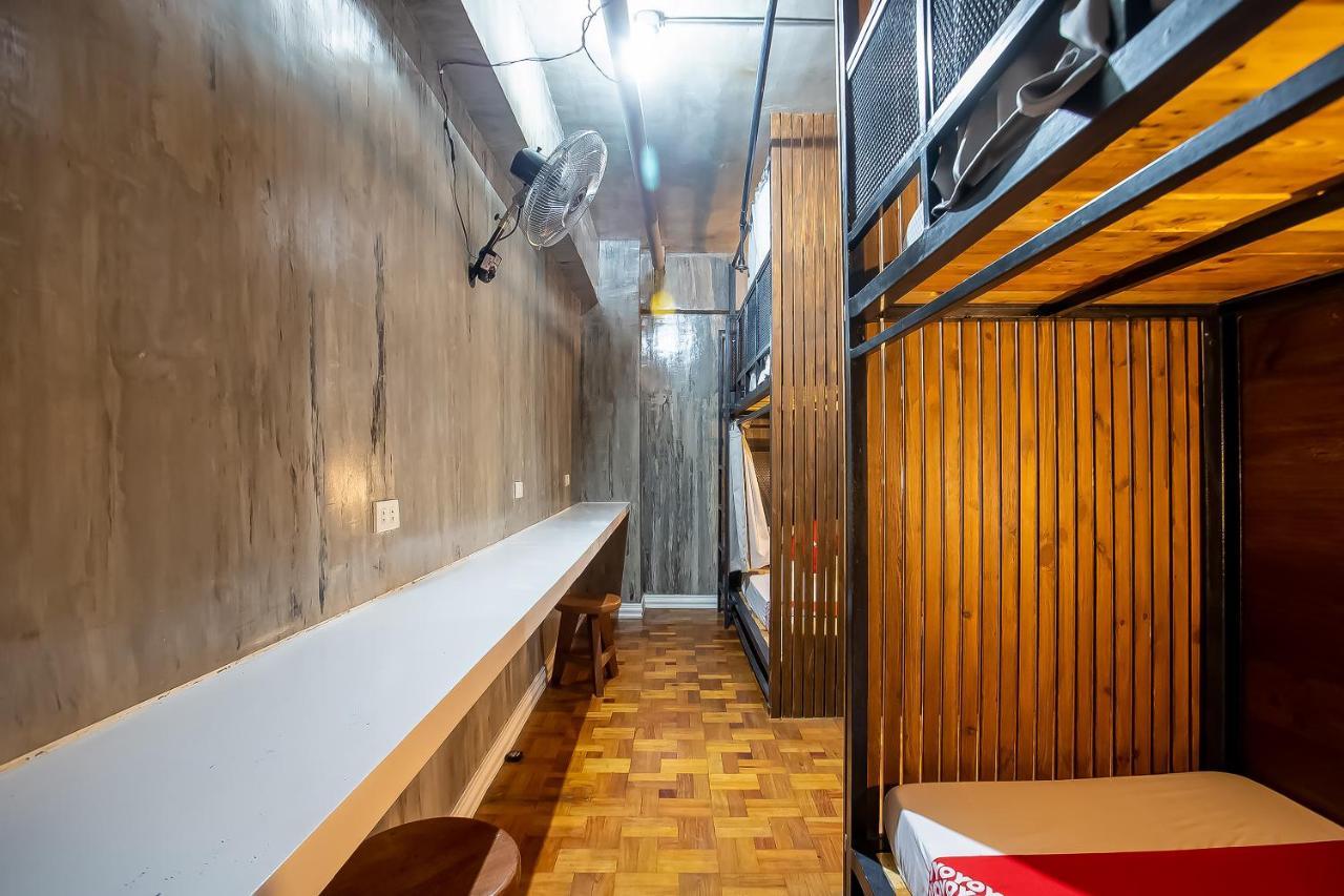 Oyo 821 Connector Hostel Макати Экстерьер фото