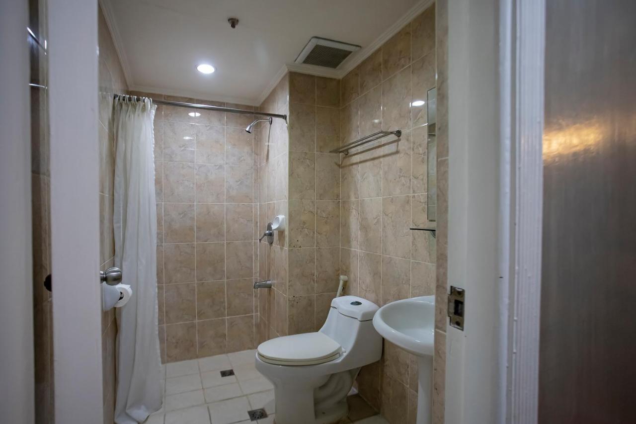 Oyo 821 Connector Hostel Макати Экстерьер фото