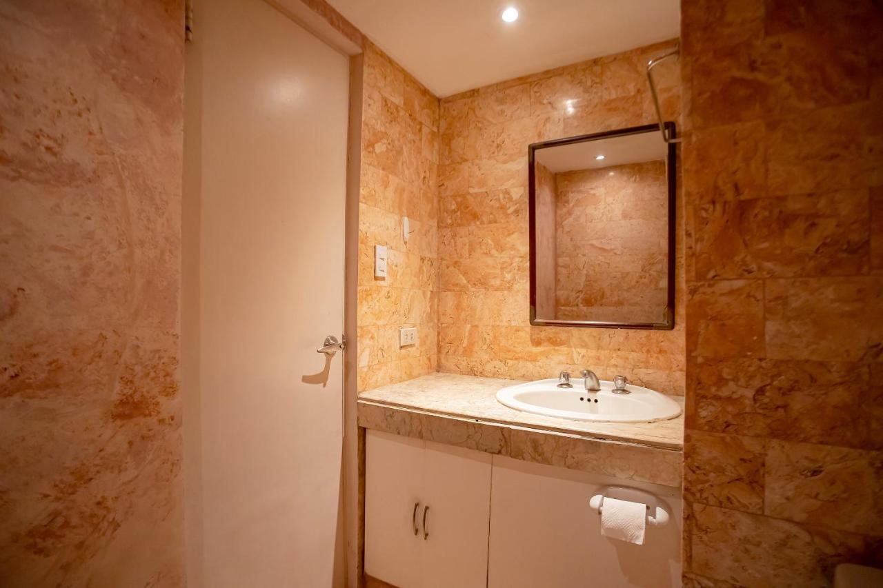 Oyo 821 Connector Hostel Макати Экстерьер фото